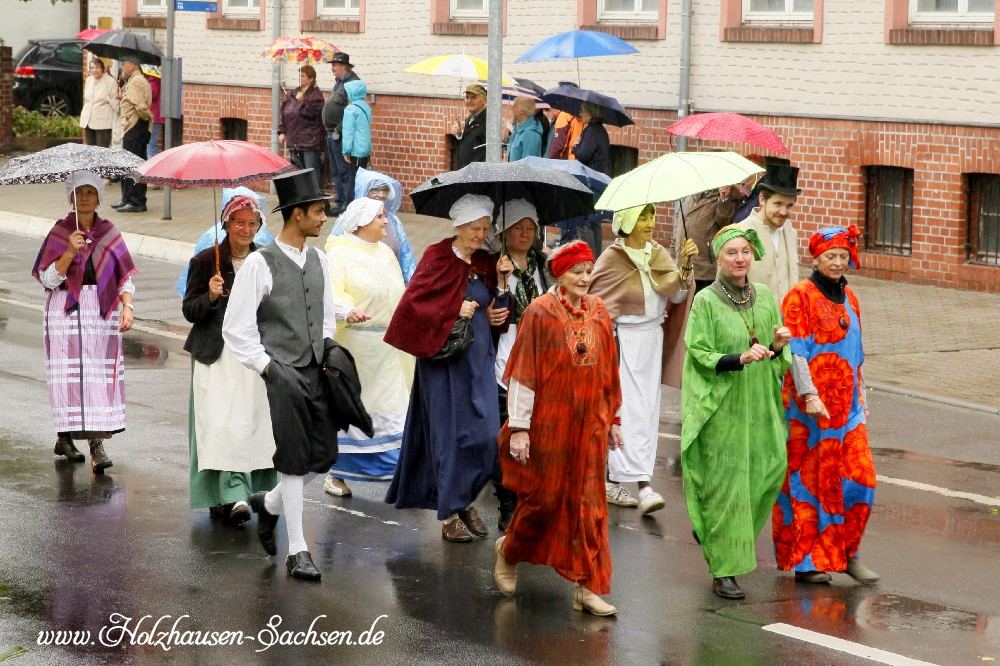 Festumzugteilnehmer in Mittelalter-Tracht