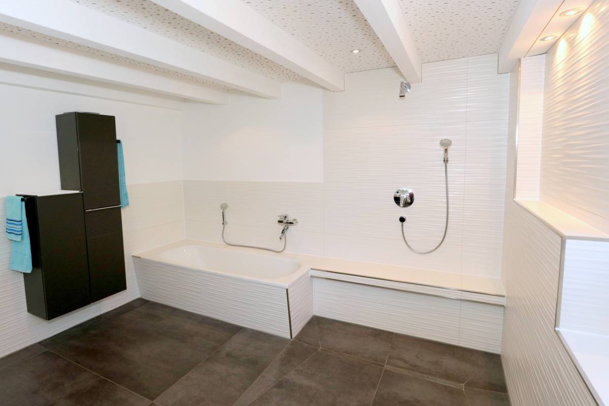 Exklusive Mietwohnung Leipzig Holzhausen - Hochwertige Badausstattung mit Wanne und Dusche