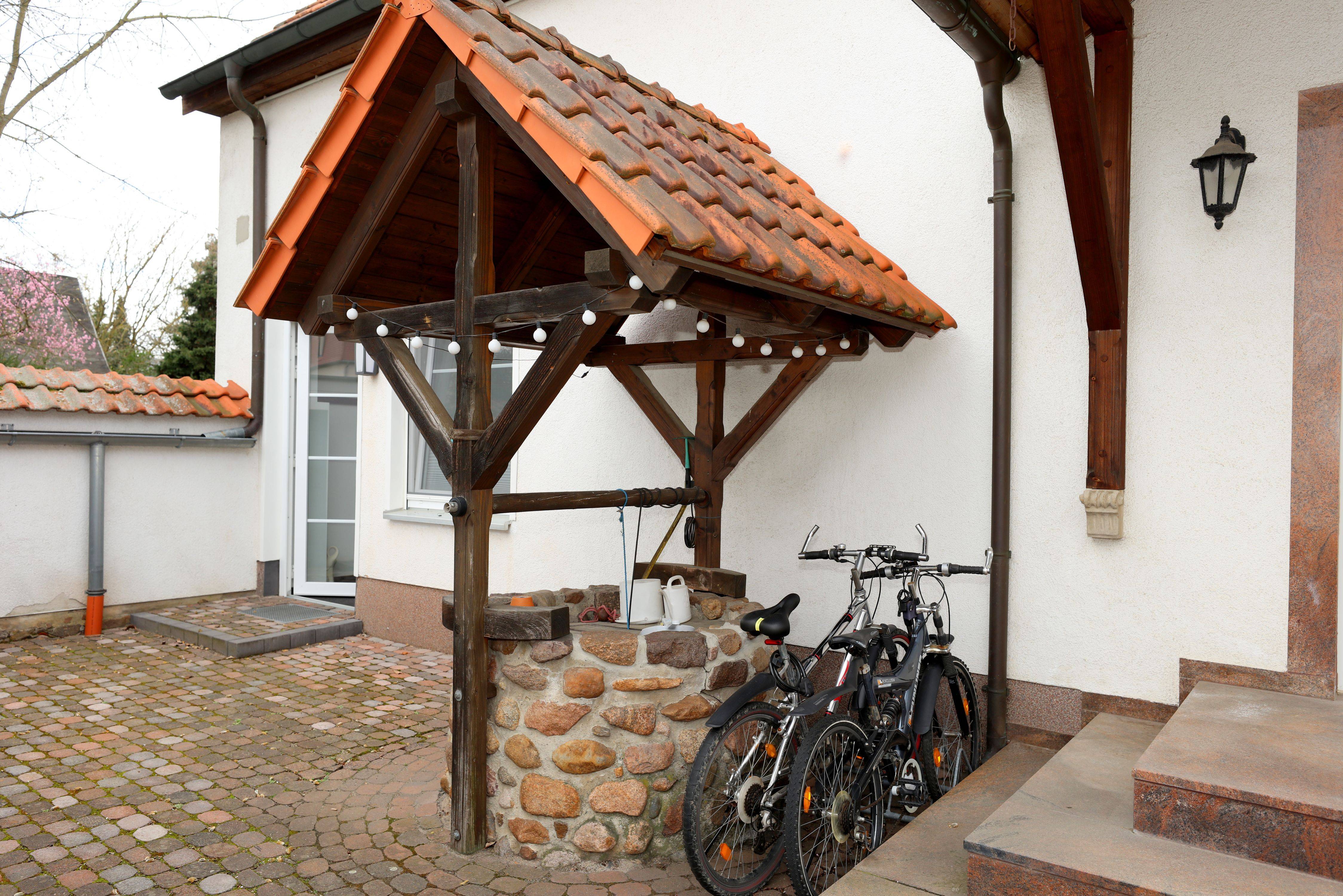 Exklusive Mietwohnung Leipzig Holzhausen - Wohnungseingang mit Fahrradstellplatz