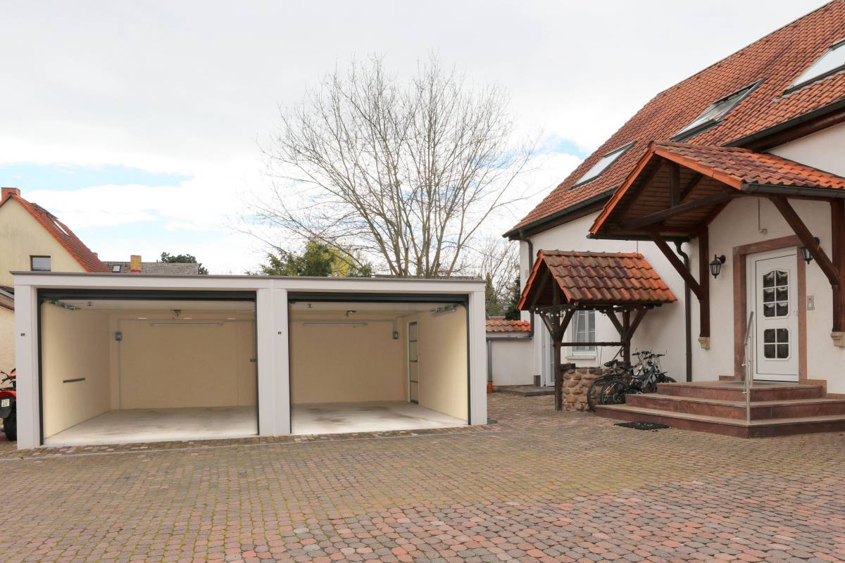 Exklusive Mietwohnung Leipzig Holzhausen - Moderne groe Dopplgarage neben dem Eingang zur Wohnung