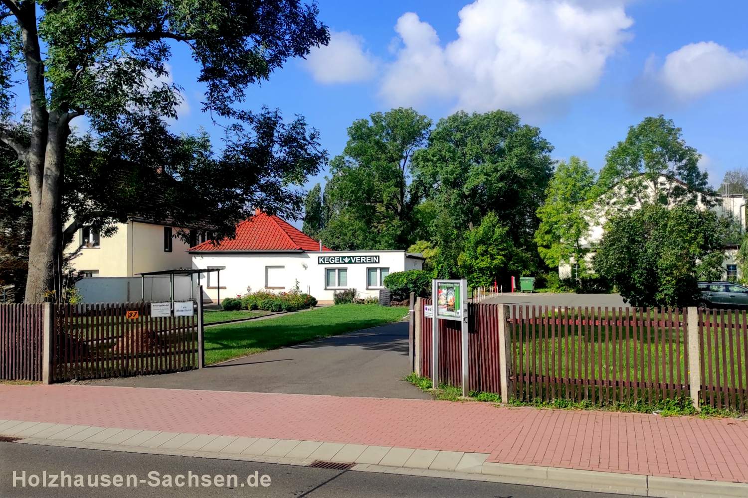 Gelnde und Turnhalle des Sportverein am Sportplatz des FC Eintracht Holzhausen e.V.