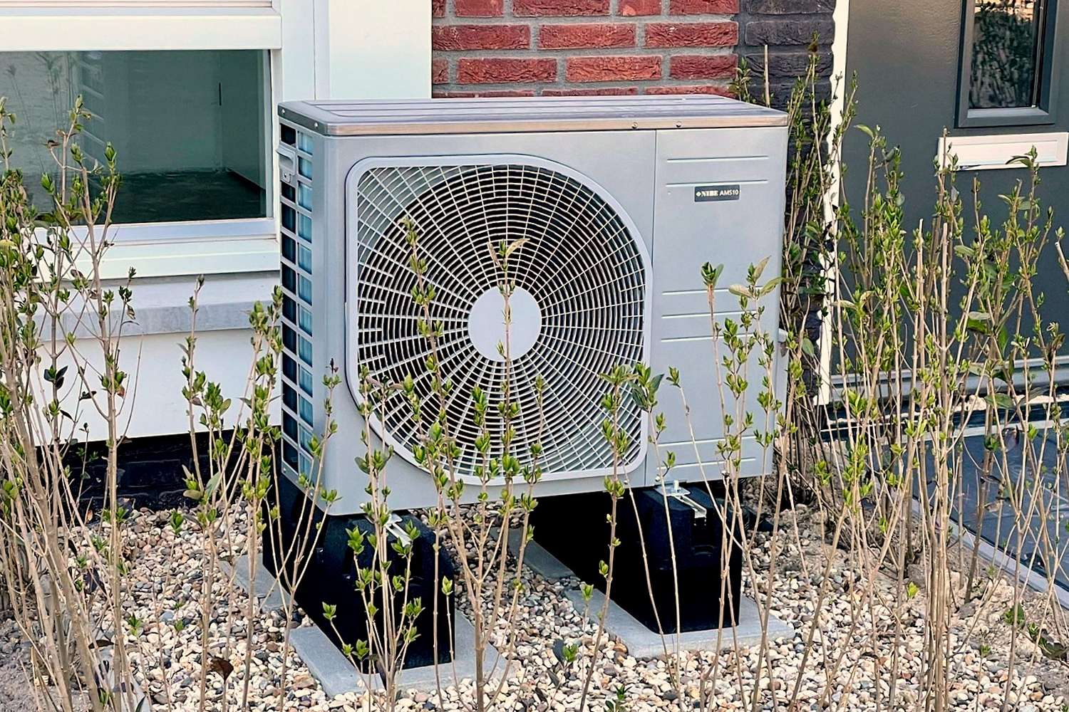 Moderne Wrmepumpe Hausheizung in Leipzig Holzhausen