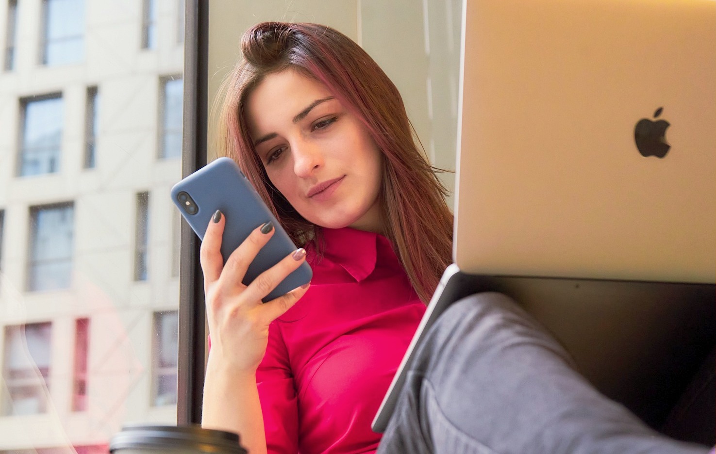 Frauen arbeiten auch in Holzhausen gern digital von zu Hause aus.