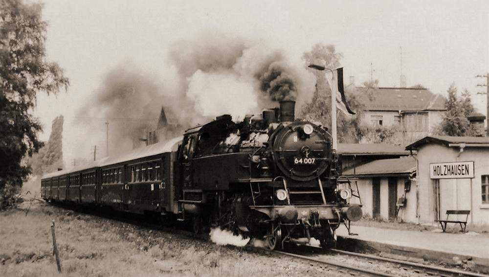 Bahnhof Holzhausen mit Dampflok BR 64