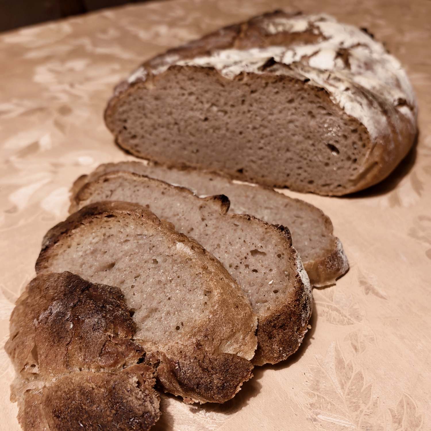 Sauerteig Mischbrot angeschnitten