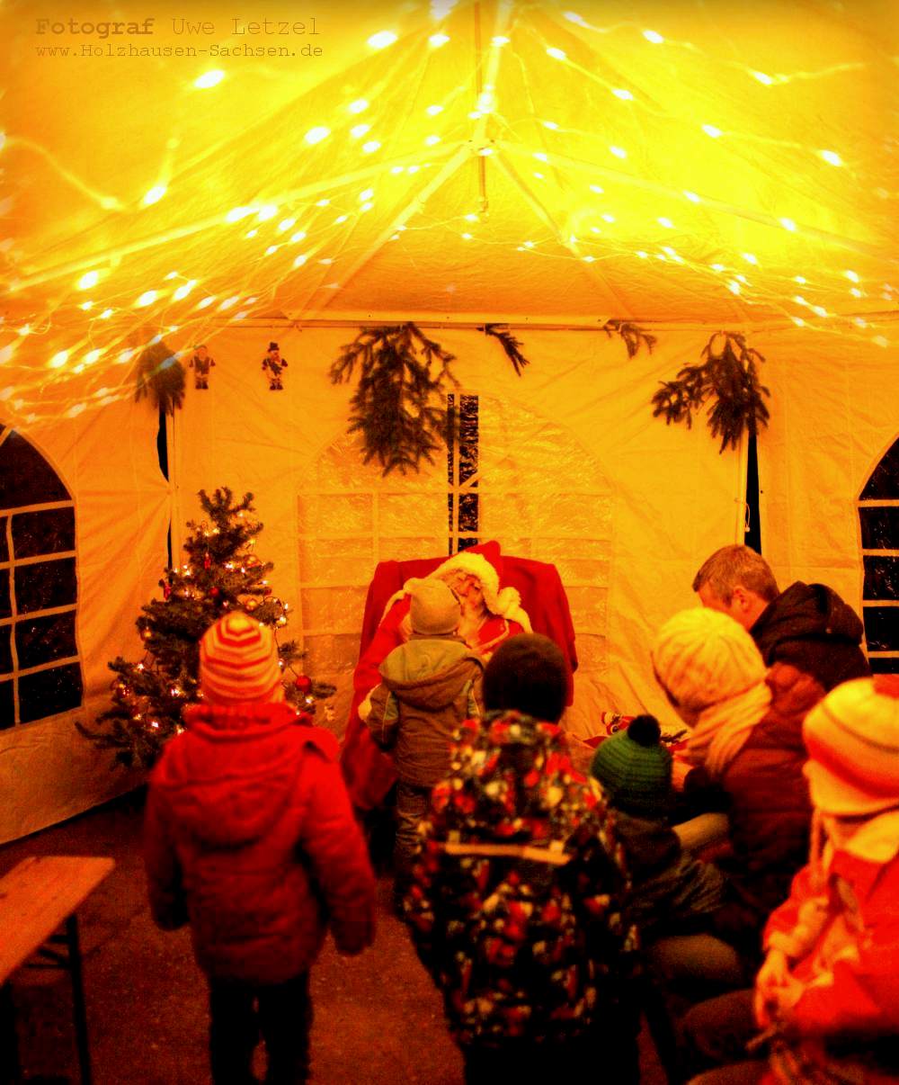Weihnachstmann mit Kindern